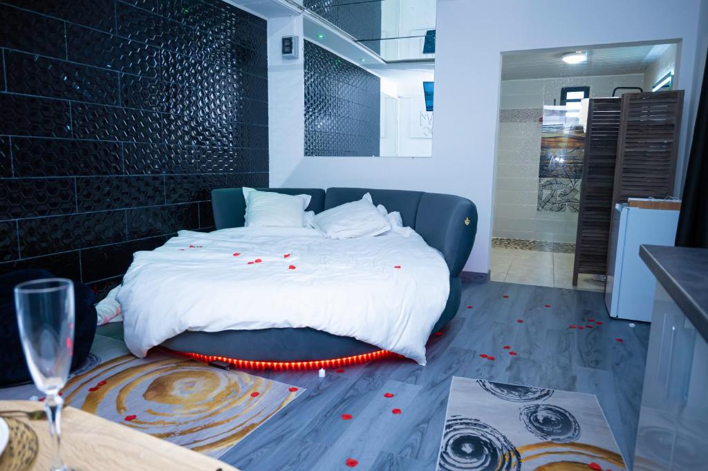 库鲁JDREAMLOC的卧室配有一张红色花瓣床,位于地板上