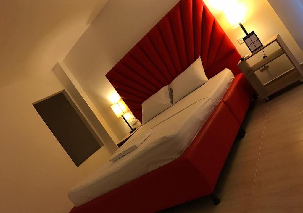 麦德林Hotel Opera, Centro Medellín, Entertainment,Y Bar, Solo Adultos的一张红色床头板的床