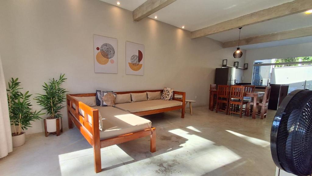 阿拉亚尔达茹达Casa do Villas - Arraial d'Ajuda的客厅配有沙发和桌子