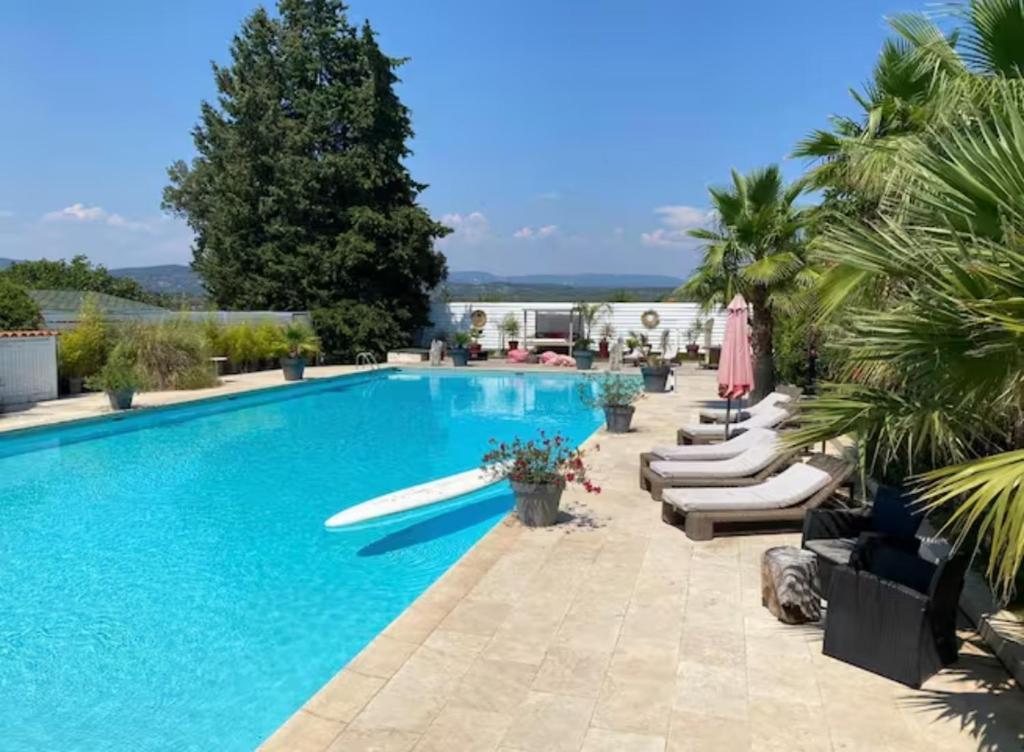 普罗旺斯地区特朗DOMAINE DE LA SOURCO - Villa, Maisons & Chalet, Magnifique Havre De Paix En Provence的一个带躺椅和遮阳伞的游泳池