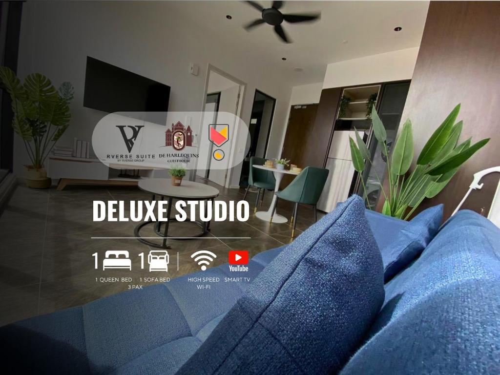 吉隆坡Scarletz Suites KLCC by De Harlequins Guesthouse的客厅配有蓝色的沙发和电视