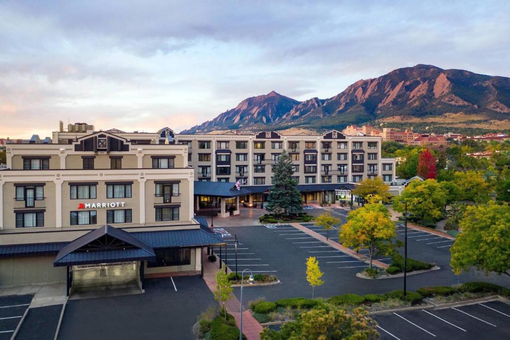 博尔德Boulder Marriott的享有酒店空中景色,以山脉为背景