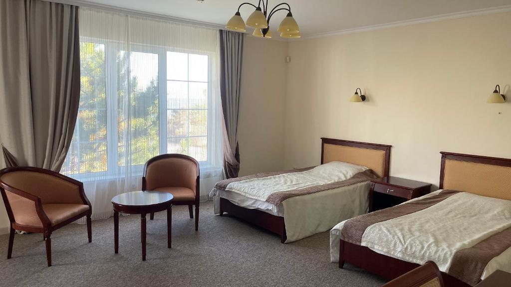 博斯特里Luxury-Family-Cottage的酒店客房设有两张床和窗户。