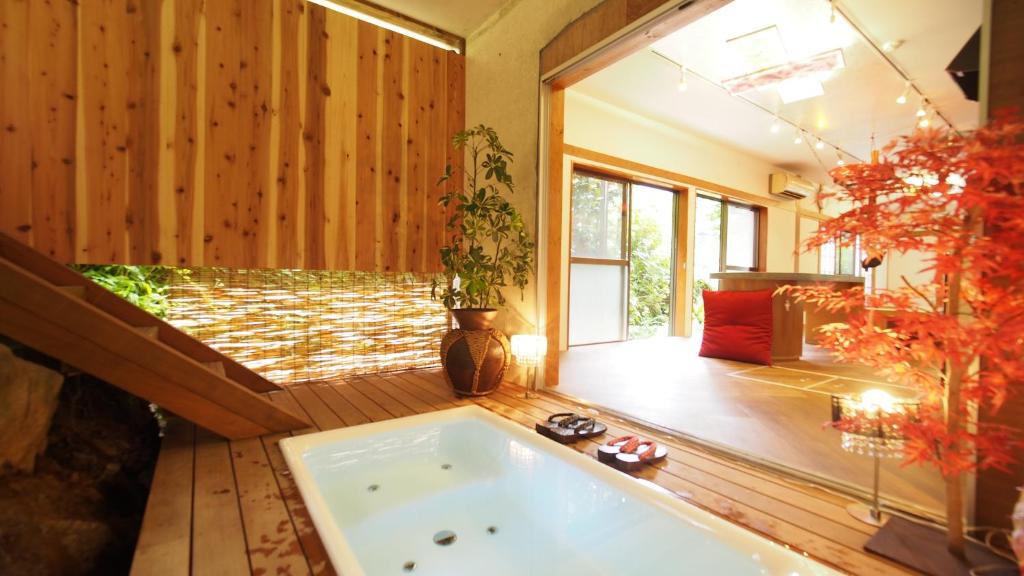 强罗BBQ施設徒歩圏内&露天風呂付き&箱根を大勢で遊びたい &癒されたい的客房内设有一个大浴缸,