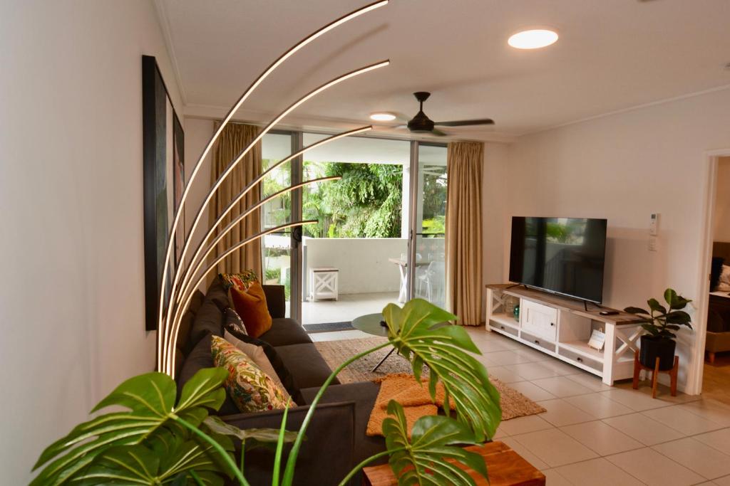 汤斯维尔Tropical Luxe Apartment的带沙发和平面电视的客厅