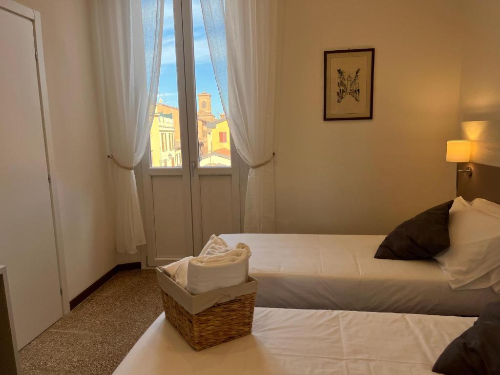 圣彼得罗-泰尔梅堡LaMì Room & Apartment的酒店客房设有两张床和窗户。