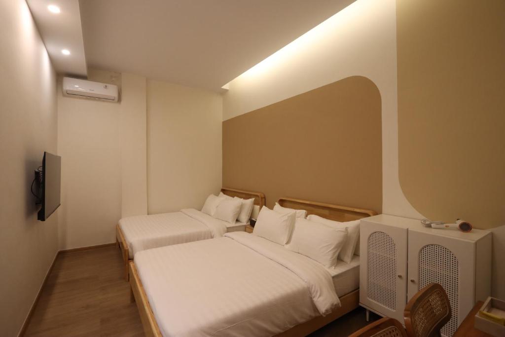 名古屋Casabella 101 A2 Grand Batam Penuin Wet Market的一间酒店客房,设有两张床和电视