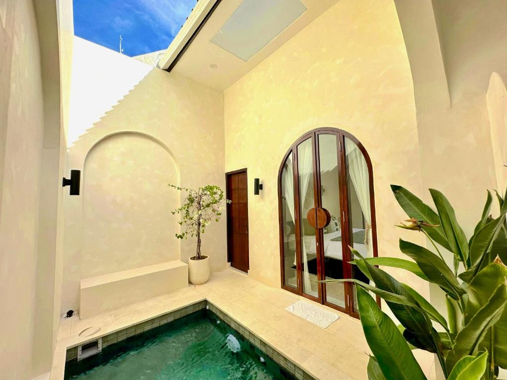 金巴兰Trendy 1-Bedroom-Villa 'Lala' in Uluwatu的浴室位于中间,设有游泳池