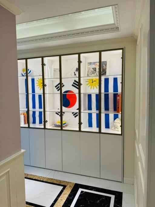 乌兰巴托Luxury Apartment at Zaisan的客房设有带旗帜的玻璃窗。
