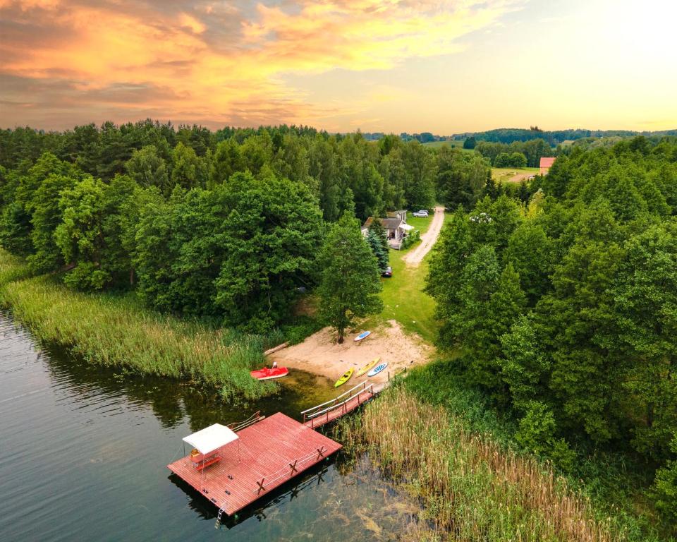 姆拉哥沃Mazurskie Chatki的河岸房屋的空中景观