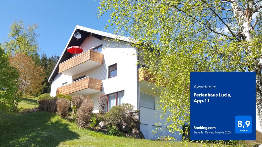 申瓦尔德Ferienhaus Lucia, App.11的前面有标志的建筑