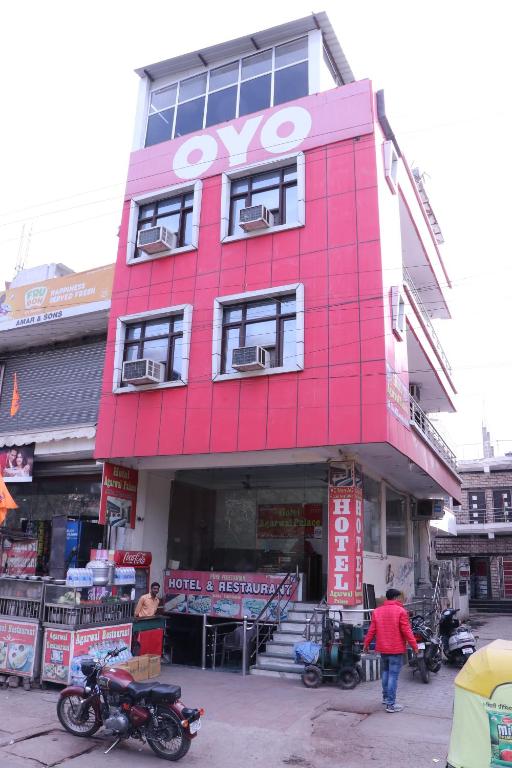 阿格拉Hotel Agarwal palace的上面有奥氏标志的红色建筑
