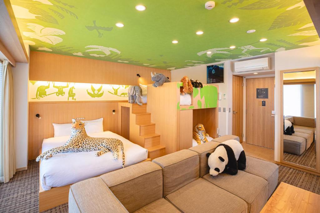 名古屋GOLD STAY Nagoya Osu的一间卧室配有一张床和一张沙发,另一间卧室配有猎豹。
