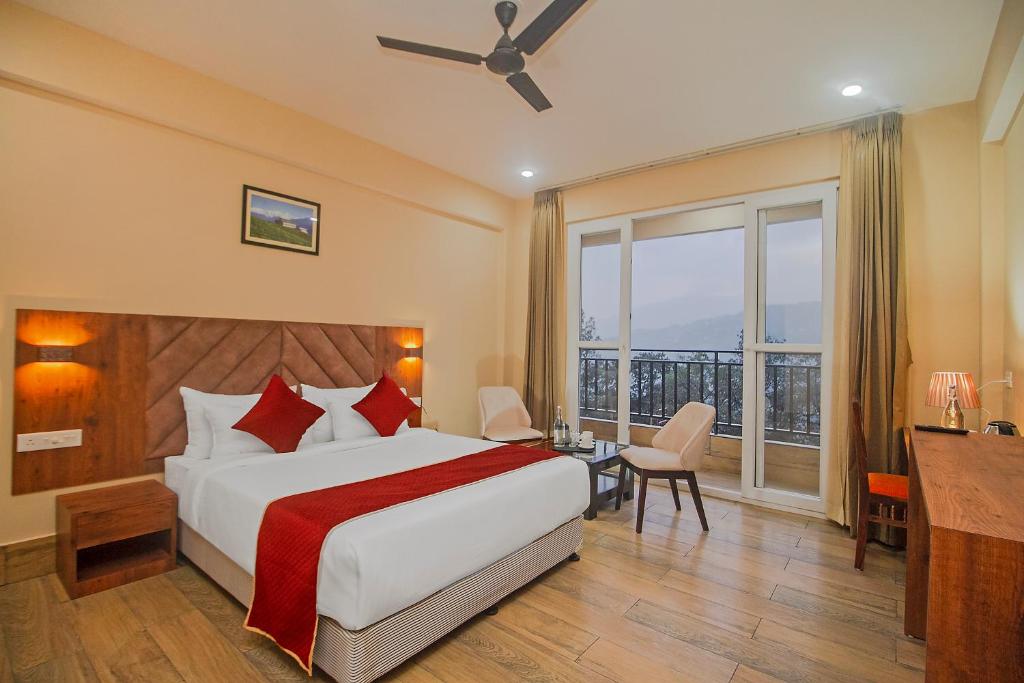 甘托克The Pahuna Retreat的酒店客房设有一张床和一个大窗户