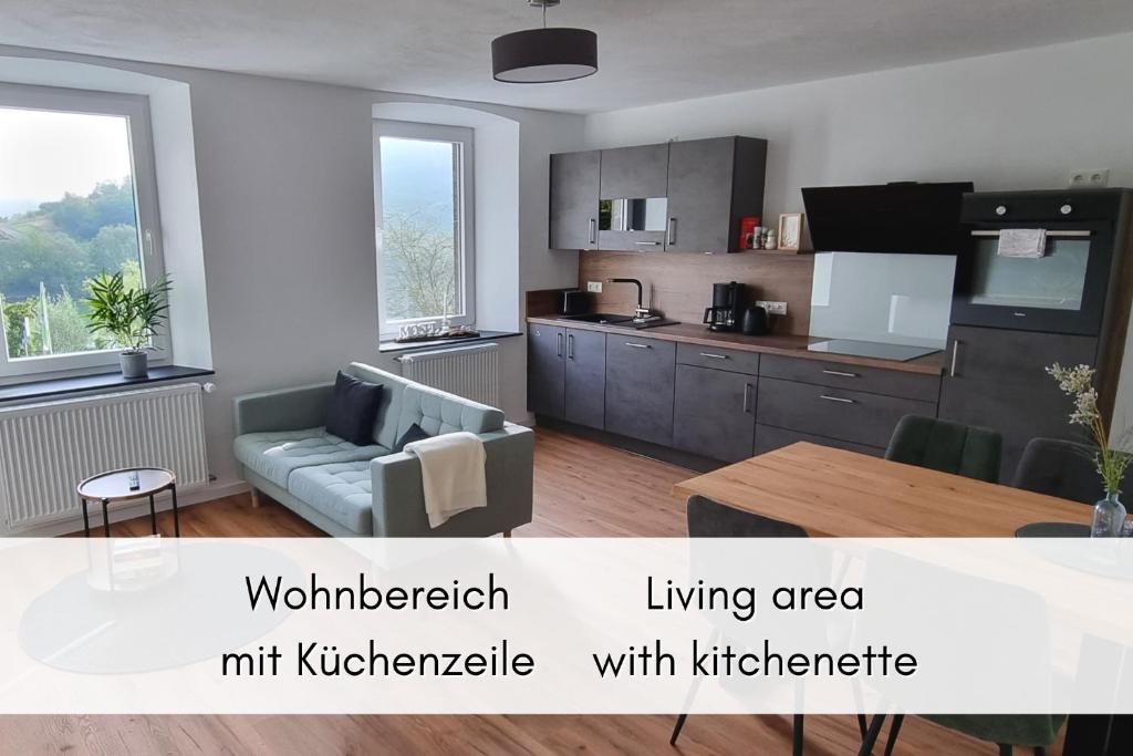 布雷姆Terrassenidylle in Winzerhaus的厨房以及带沙发和桌子的起居区