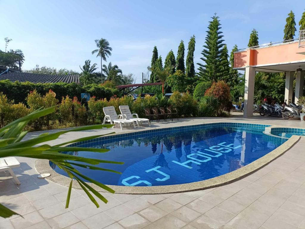 Ban Khlong HaengSj House Hotel Aonang的庭院里的一个蓝色海水游泳池