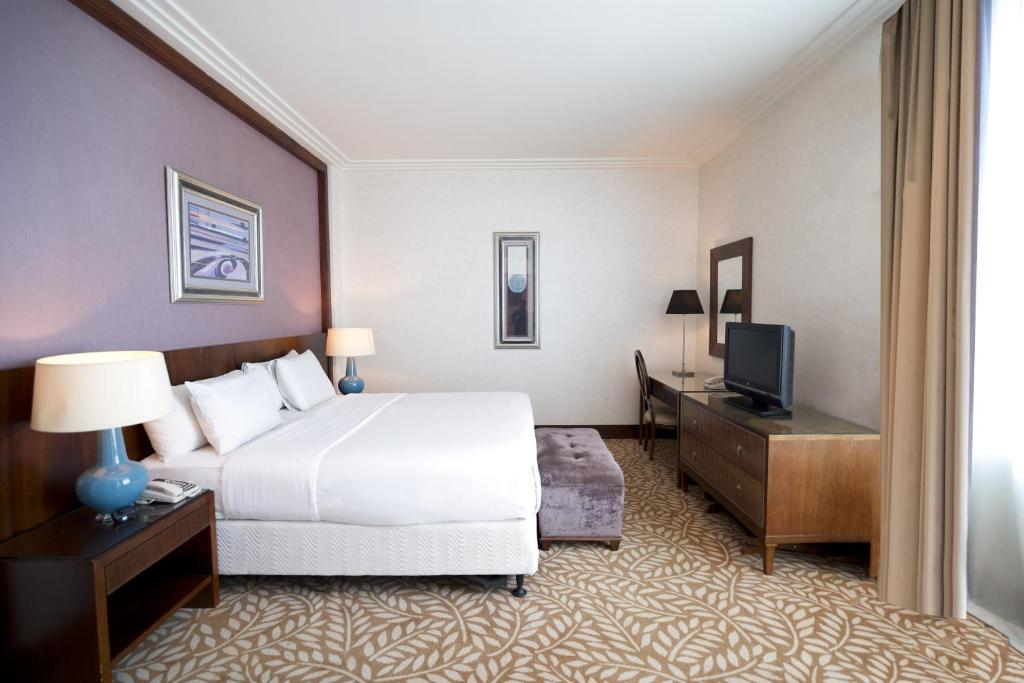 Al MasfalahSAJA Hotels Makkah的酒店客房,配有床和电视