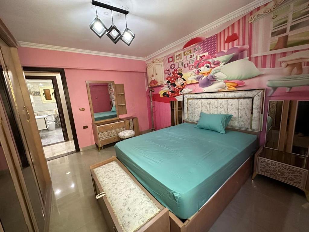 开罗Palace Luxury Rooms的粉红色客房内的一间卧室,配有一张床