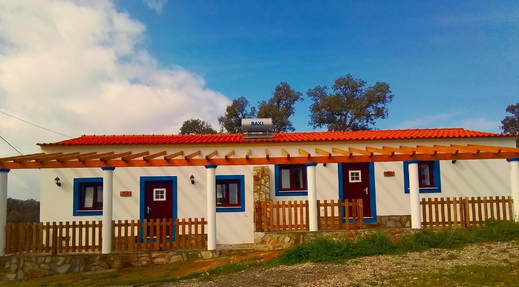 圣路易斯VALE DE GAIOS - CASARÃO by Stay in Alentejo的一间白色的小房子,有红色的屋顶