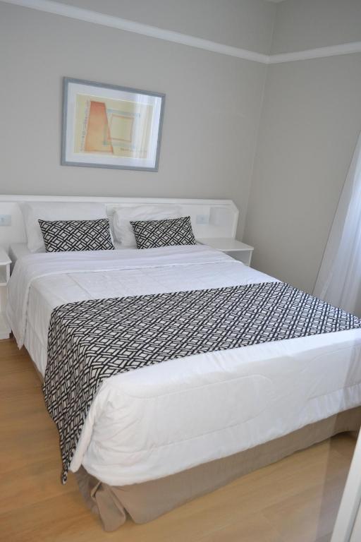 圣保罗Flat Jardim Paulista的一间白色卧室,房间内设有一张大床