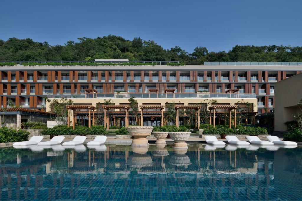 瑞诗凯诗The Westin Resort & Spa Himalayas的大楼前有游泳池的酒店