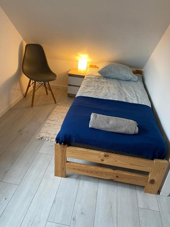 米尔科Bryziówka的一间卧室配有一张床和一把椅子
