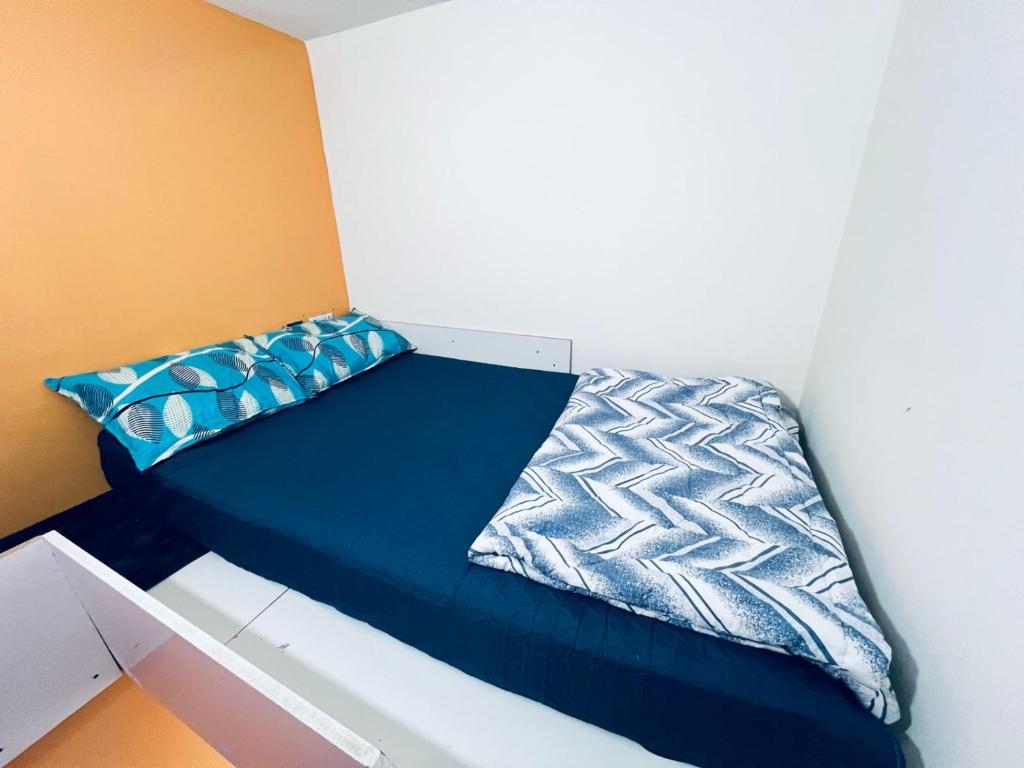 迪拜Moon Backpackers Burjman Exit 2, Family Partitions, Loft partitions,的一张蓝色床罩
