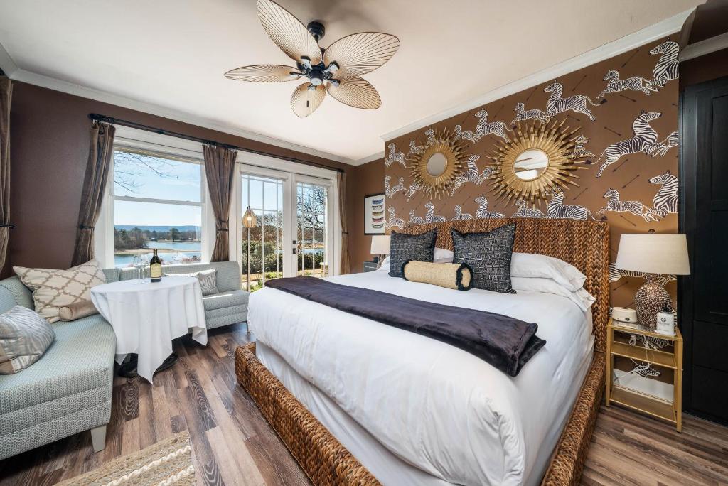 温泉城观景台湖畔旅馆的一间卧室配有一张大床和一张沙发