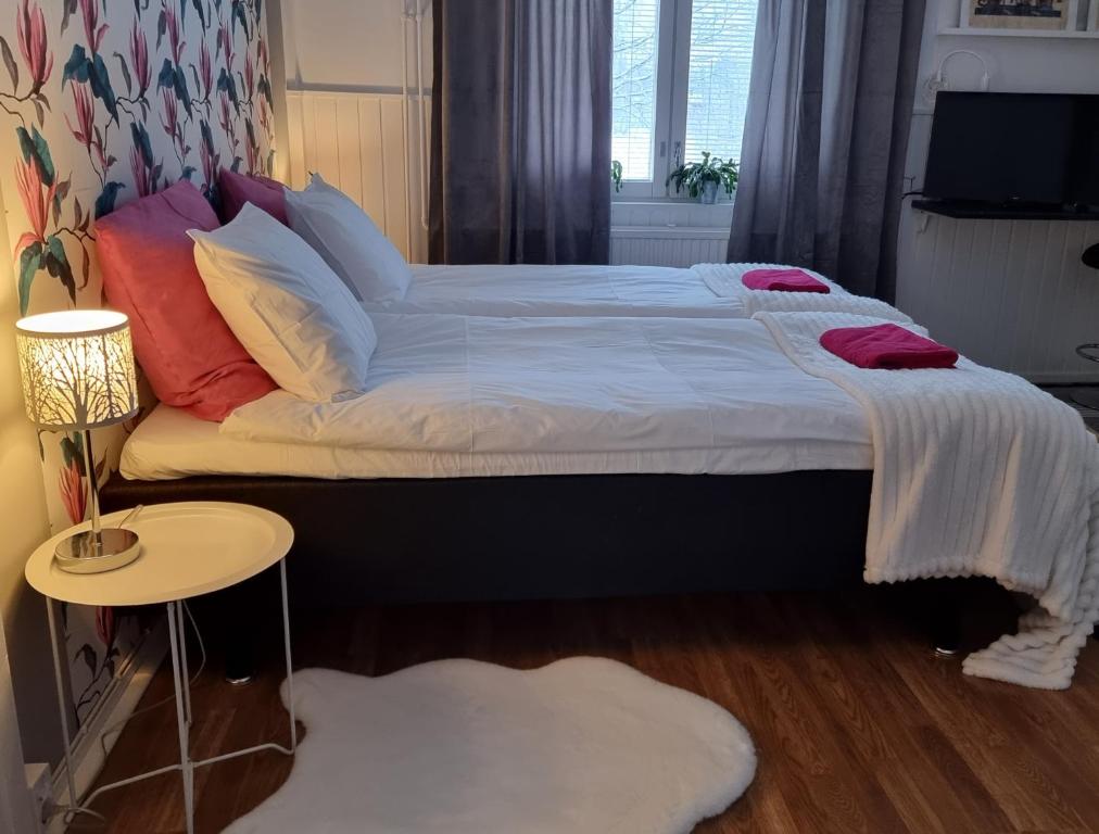 普达斯耶尔维Wanha kunnantalo的卧室配有一张带白色床单和枕头的大床。