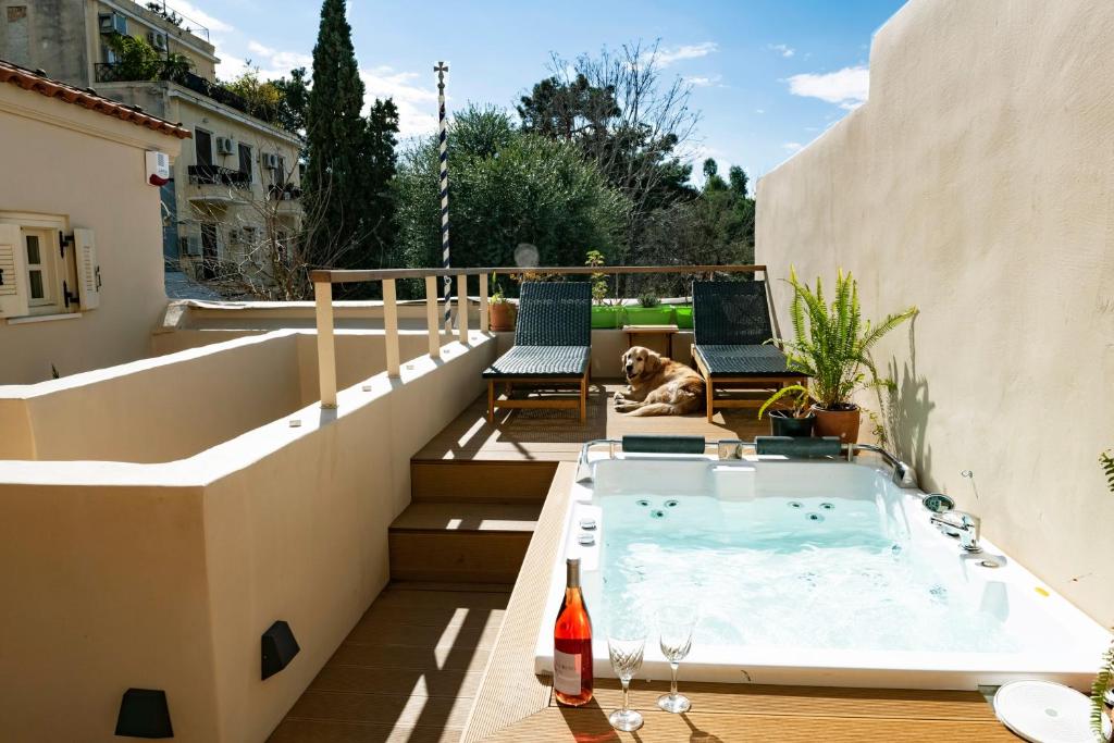 雅典SUITE HOUSE THISSION的屋顶带热水浴池的小阳台