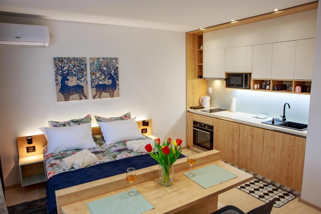 武科瓦尔Studio apartman D7的小房间设有床和厨房