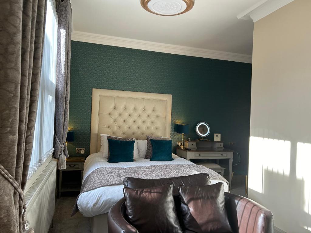 约克阿什伯恩酒店的一间卧室配有一张带绿色墙壁的床