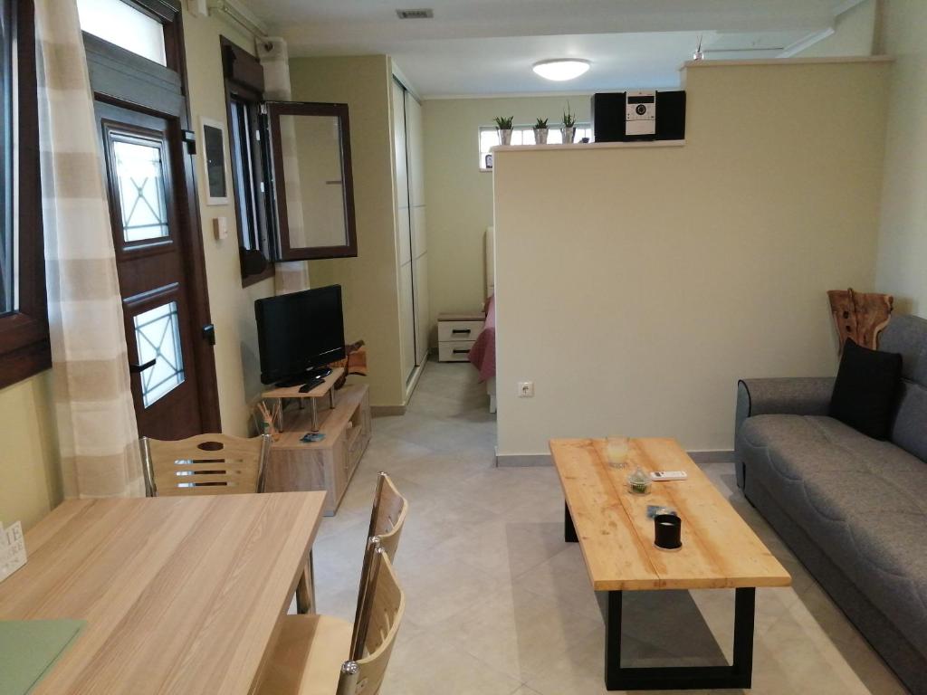 NénitaΝΕΝΗΤΑ Studio的客厅配有沙发和桌子
