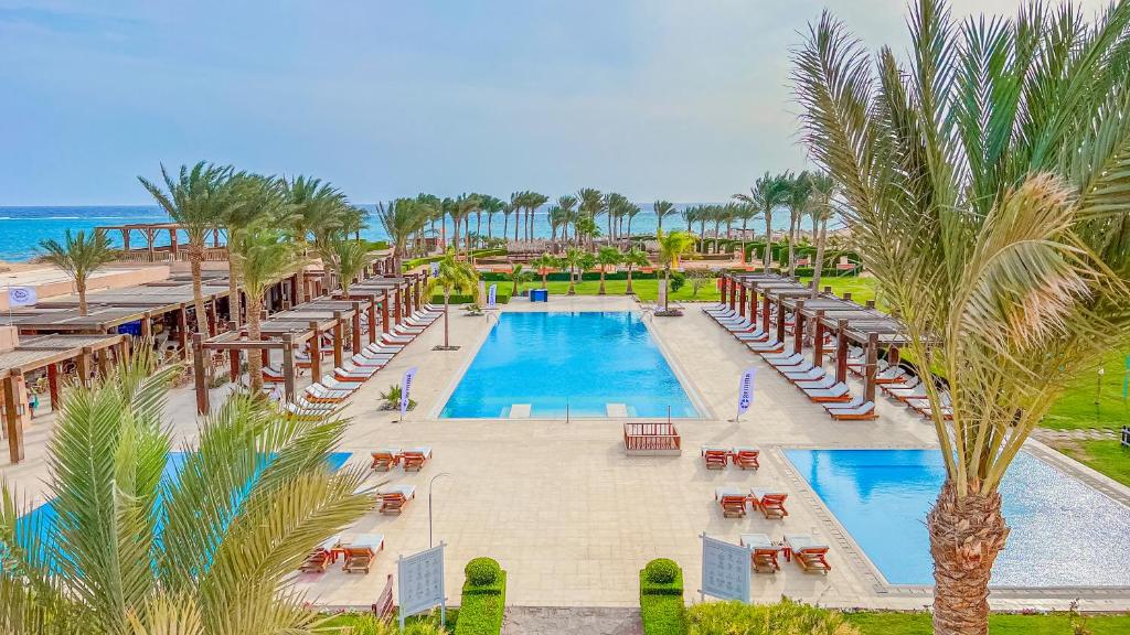 马萨阿拉姆Gemma Resort的享有度假村的空中景致,设有游泳池和棕榈树