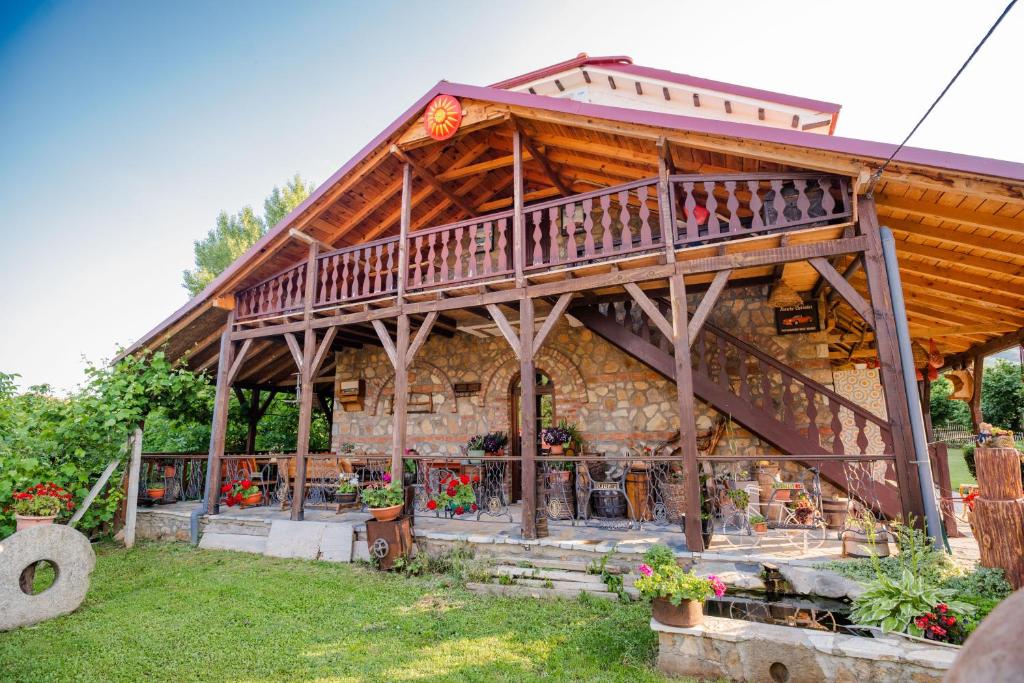 KrklinoApartment in Antique Museum Filip的大型木制房屋,设有大型甲板