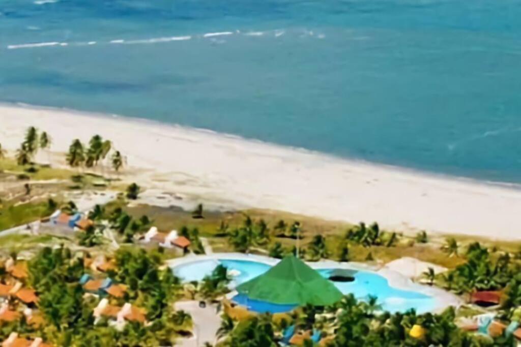 卢塞纳Bangalô no condomínio Victory em Lucena-PB的海滩上的度假村的空中景致