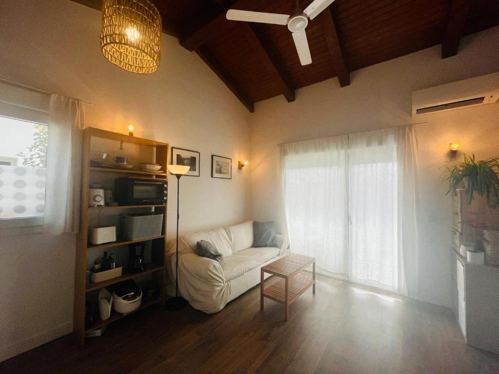 塞尔塞迪利亚Casita independiente con jardin的客厅配有白色沙发和窗户