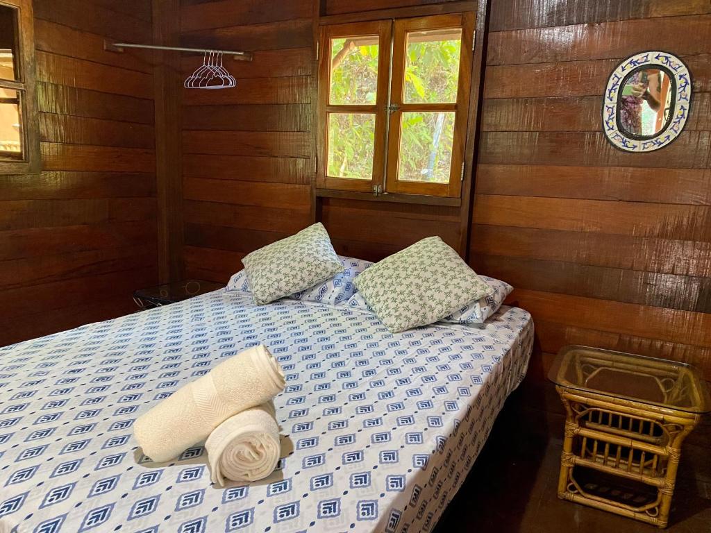 圣卡洛斯Inti Wasi的一间卧室配有一张床和两个枕头
