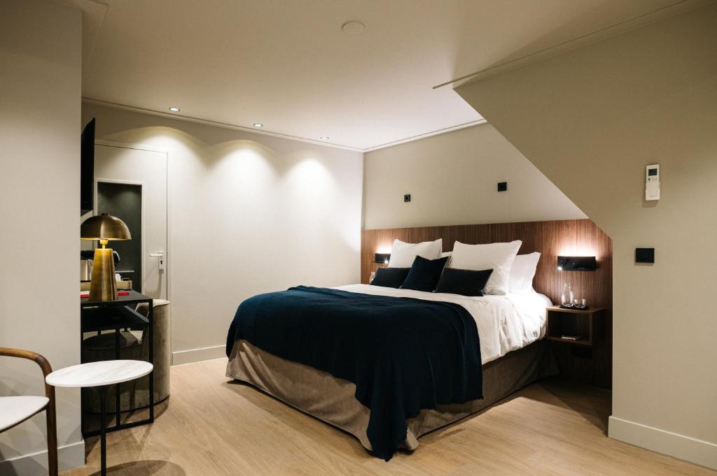 法尔肯堡Hotel Blink的一间卧室配有一张大床,提供黑白枕头