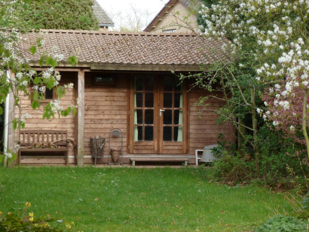 WichmondBed & Happiness的庭院内带长凳的小木屋