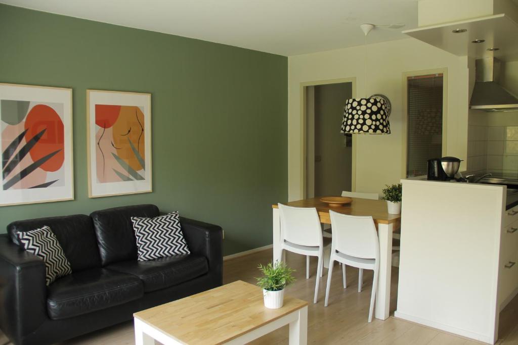 霍勒姆Appartement Baken的客厅配有沙发和桌子