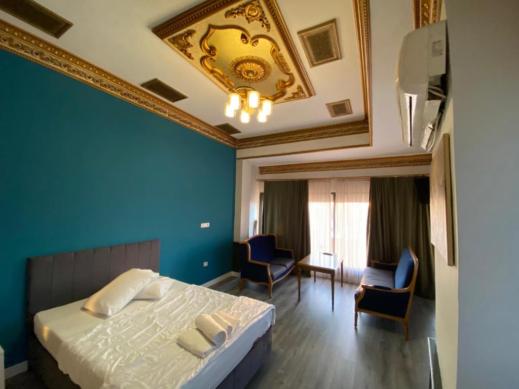 伊斯坦布尔Yalı Houses的一间卧室设有一张床和蓝色的墙壁
