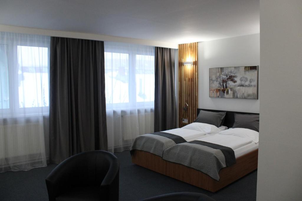 卢切内茨Hotel P7的一间卧室配有一张床、一把椅子和窗户。