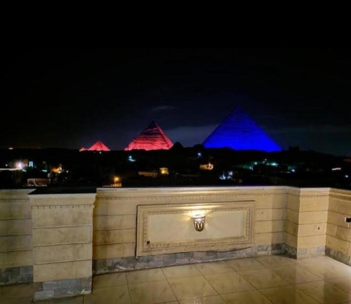 开罗9pyramids hotel的一面有蓝色和红色灯光的墙