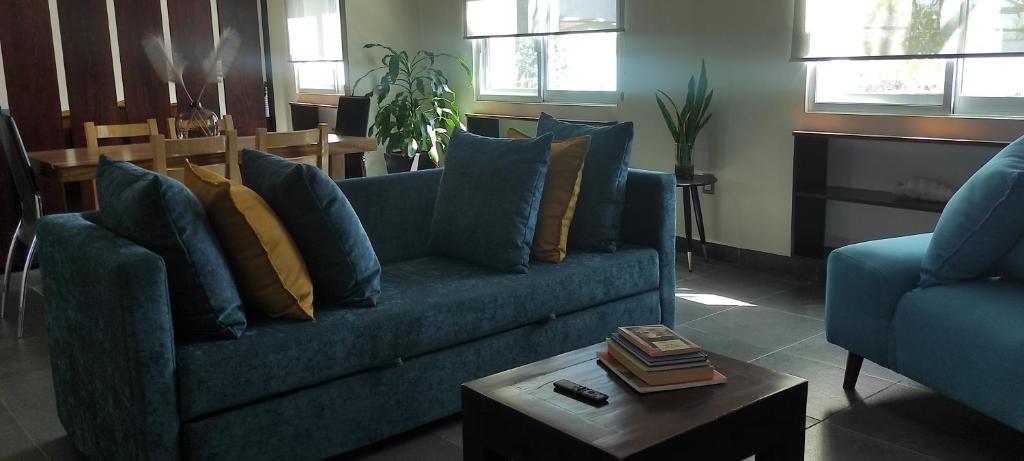 瓦哈卡市"Loft Naranjos, live the unique"的客厅配有蓝色的沙发和茶几