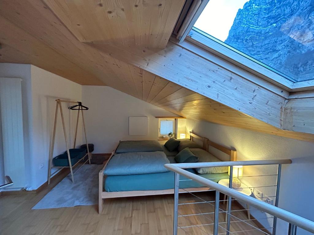 NetstalWohnung am Postweg的一间卧室设有一张床和一个大窗户