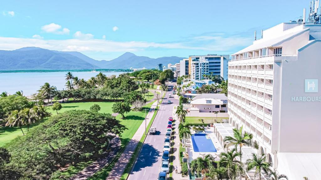 凯恩斯Cairns Harbourside Hotel的城市街道空中景观与建筑