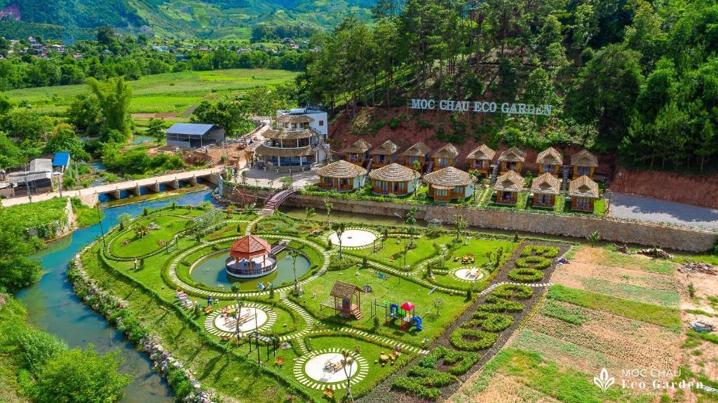 木州县Mộc Châu Eco Garden Resort的享有度假村空中花园美景