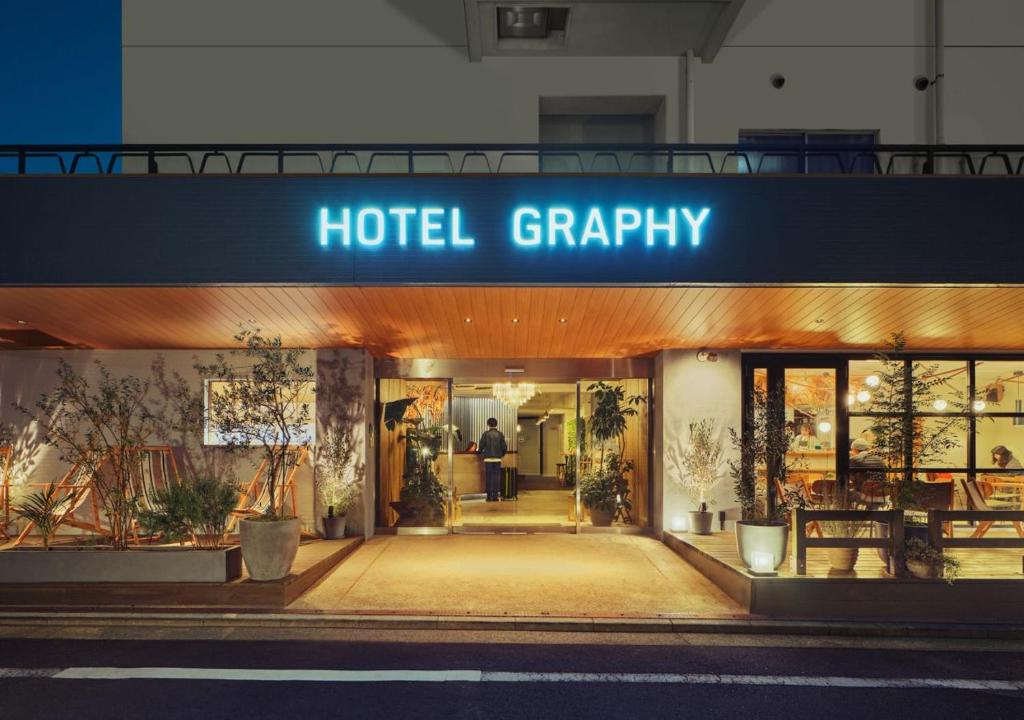 东京格拉菲尼泽酒店的酒店灰度建筑,上面标着读酒店不愉快的标志