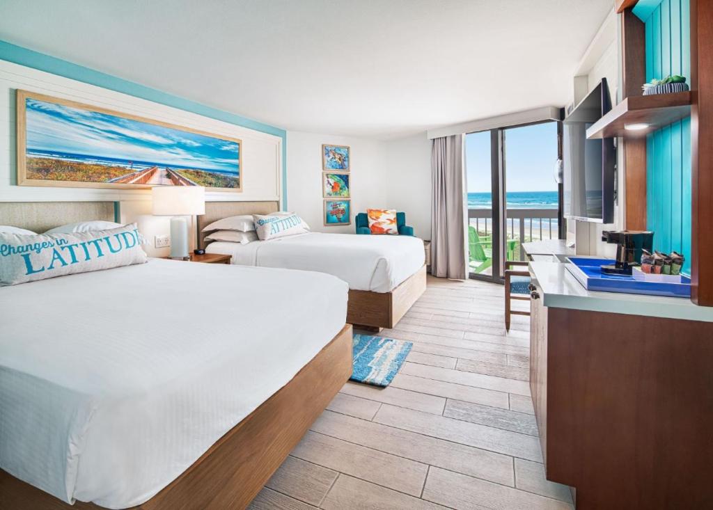 南帕诸岛Margaritaville Beach Resort South Padre Island的酒店客房设有两张床和一个阳台。